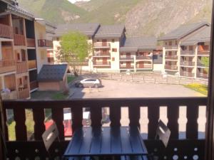 Studio 4 pers, balcon, parking collectif - FR-1-263-525