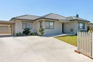 Town, Train, Pubs & Riverclose by