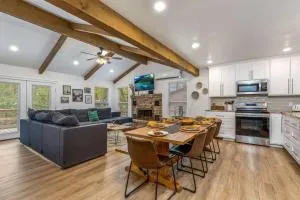 Large Lake House • Sleeps 14 • King Beds • Grove • Kayaks • 4 Boat Parking - Grove