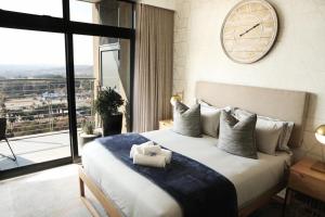 Menlyn Trilogy - 2 Bedroom & Great Views - No Loadshedding