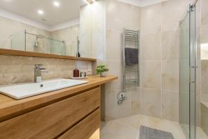 Exclusive Dohany Apartment With Balcony next to the New York Café