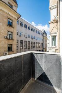 Stunning Luxury 3 Bedroom Apt in the Heart of Town