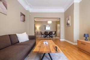 Stunning Luxury 3 Bedroom Apt in the Heart of Town