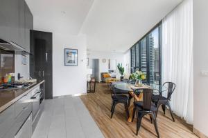 The Summit Chic Sky-high Serenity near the CBD