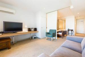 Exhibition Central - Cosy CBD Queen Studio