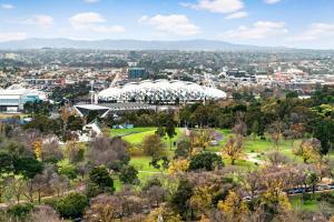 Sky high Southbank Lookout with Pool and Parking