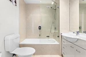 Sky high Southbank Lookout with Pool and Parking