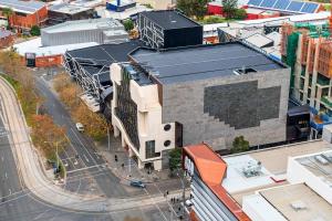 Sky high Southbank Lookout with Pool and Parking