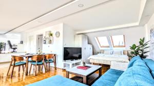 Spacious & attractive 600m-7minuta hoda od centra, mogucnost za parking-apartmani-nsmilos