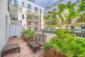 Warta River Comfort Apartment by BookingHost