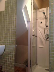 Two Top Central Unique Artisan Beach Studios - Spa Cabin inside