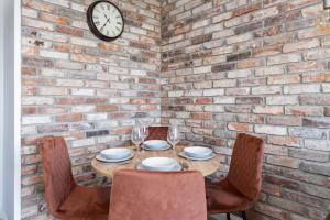 Stylish Apartment near Wroclavia for 4 Guests by Noclegi Renters