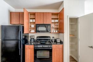 Domain 1br w pool wd gym nr nightlife ATX-203