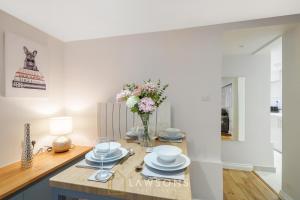 Modern Living by Lawsons with FREE PARKING