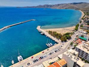 Zoes Villa - Modern Karystos Apartments By The Port & Beach