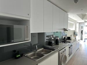 Studio corner unit in the heart of CBD