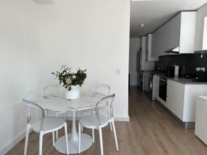 Studio corner unit in the heart of CBD