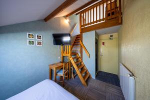 Hotels Hotel L'Aubrac : Chambre Familiale avec Douche 