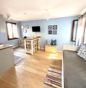 Blue George Apartment