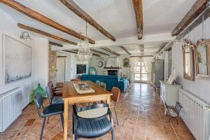 Villa Amyra With Pool - Happy Rentals