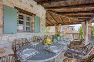 Villa Amyra With Pool - Happy Rentals