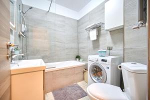 Brooklyn Apartment Spa and Pool Beach Resort - parking