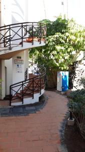 Apartment with pool and gardens near the coast