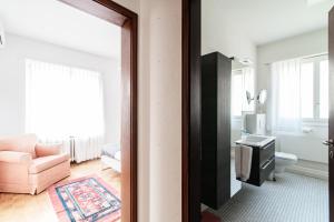 Miravalle Lakeview by Quokka 360 - large windows and magical views