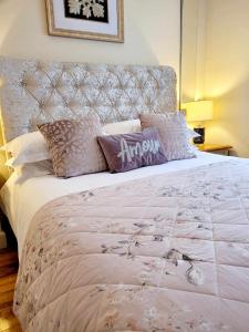 Apartment 1 Exquisite two king bedroom with en suites - close to the town centre, rail, airport and theatre