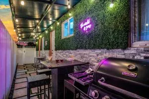 Vacay Spot Happy Escape 15 Min Beach Massage Shower Prime LOC! 6 blocks away from Bars, Nite Clubs, Res, Shops - The Pines