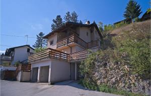 Awesome Home In Donji Zvecaj With Wifi