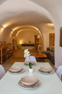 Tree of Life 2 - Authentic Cave - Style Home by ΜΡS