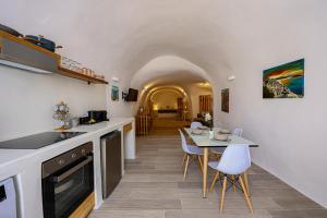 Tree of Life 2 - Authentic Cave - Style Home by ΜΡS