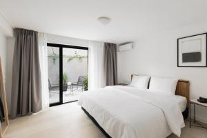 Elliot Neapoli, Athens