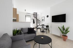 Elliot Neapoli, Athens