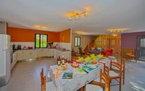 Maisons de vacances Grande maison Chez Leontine a Lacave 6 a 12 personnes : photos des chambres