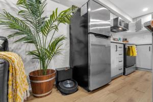 Modern 2BR on Queensway, Kitchen, Parking, 20 Mins from CNT and YYZ