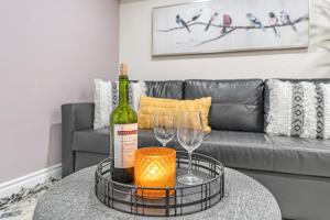 Modern 2BR on Queensway, Kitchen, Parking, 20 Mins from CNT and YYZ