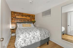 Modern 2BR on Queensway, Kitchen, Parking, 20 Mins from CNT and YYZ