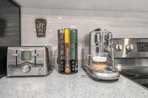 Modern 2BR on Queensway, Kitchen, Parking, 20 Mins from CNT and YYZ