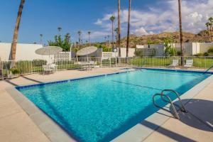 Sunny Palm Springs Townhome with Pool Access!
