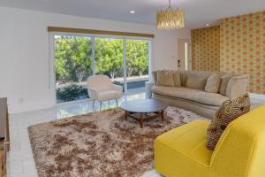 Sunny Palm Springs Townhome with Pool Access!