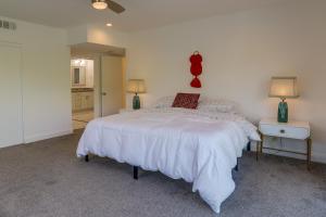 Sunny Palm Springs Townhome with Pool Access!