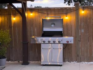 Modern 2BR on Queensway, Kitchen, Parking, 20 Mins from CNT and YYZ