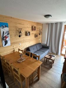 Appartement 4-6 personnes à Valmeinier 1800 résa du samedi au samedi avec piscine intérieure chauffée