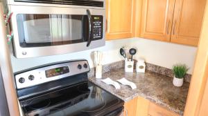 Sunnyside Palms - 2BR, Poolside, 5 min to Beach