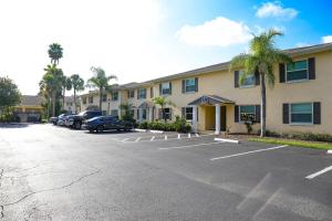 Sunnyside Palms - 2BR, Poolside, 5 min to Beach