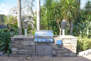 Sunnyside Palms - 2BR, Poolside, 5 min to Beach