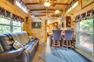 7 Mi to Lake Lure Mill Spring Cabin with Hot Tub