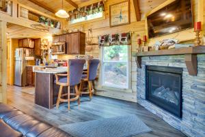 7 Mi to Lake Lure Mill Spring Cabin with Hot Tub